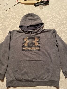 UNDERARMOUR Cold gear Hoodie with Sherpa inside to stay warm Gold & Black Emblem